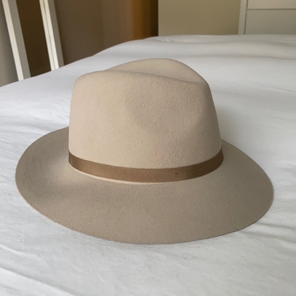 Aritzia Accessories - Aritzia fedora m/l worn once $25
